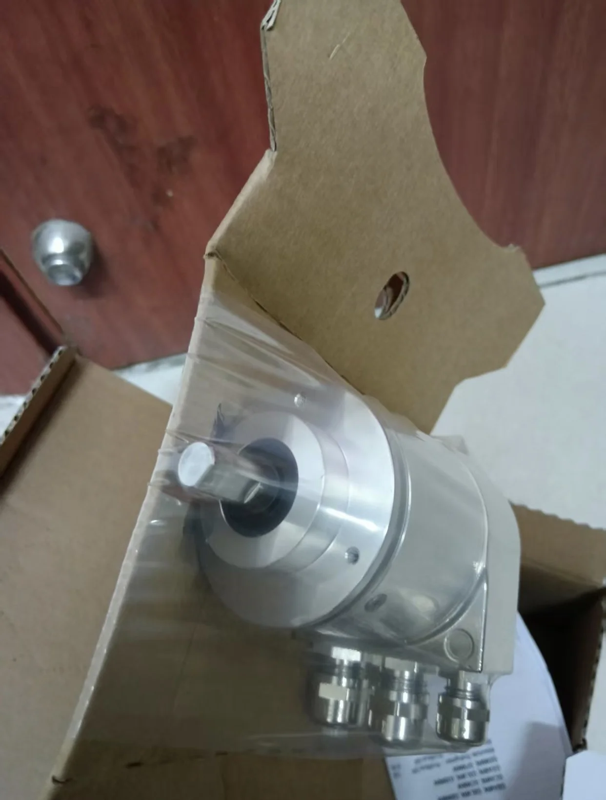 エンコーダ GXMMW.A203P32。 産業オートメーションシステムに適しており、10-30V DC電圧をサポートします。