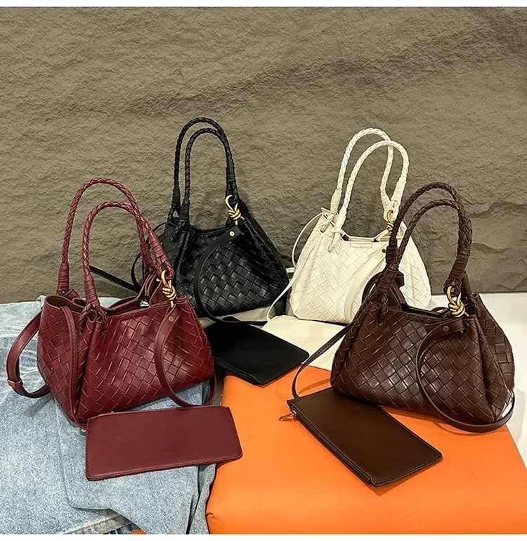 

Необходимая уличная фотография 2025 года! Стильная популярная сумка-ведро — дополняет все наряды, вместимость и модно