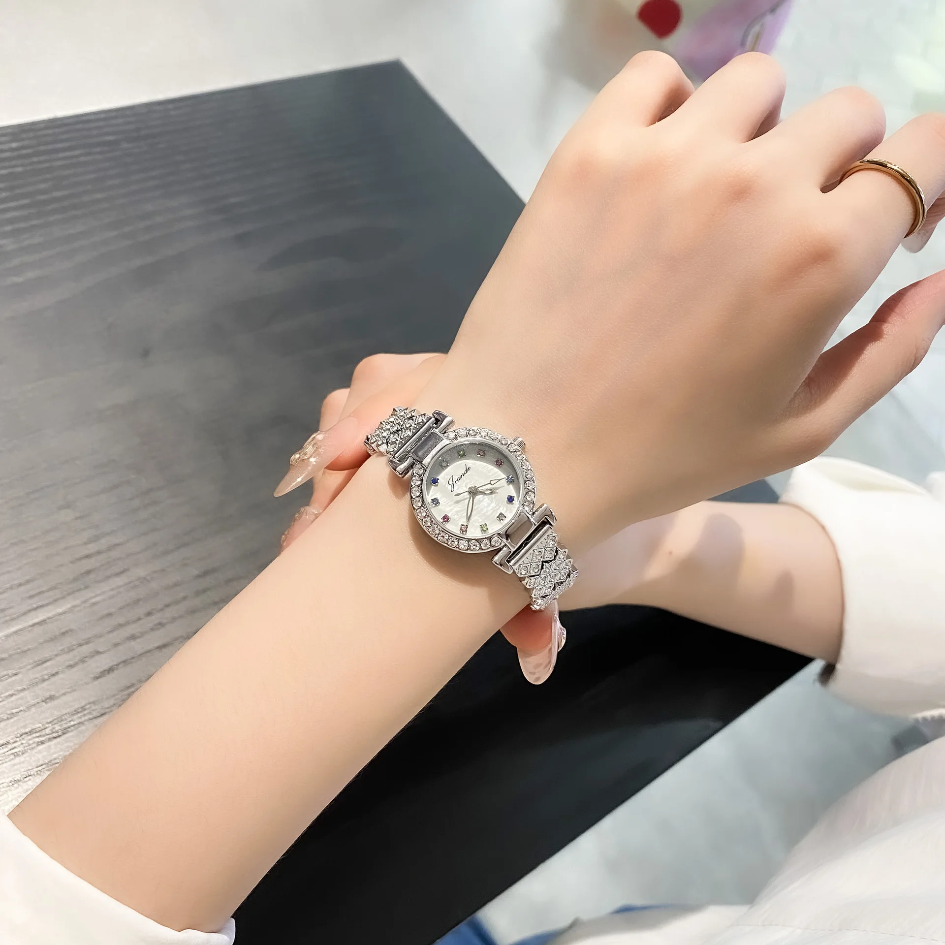 New women's watches, luxury ladies' watches, high-quality women's wristwatches, stylish and luxurious women's watches.