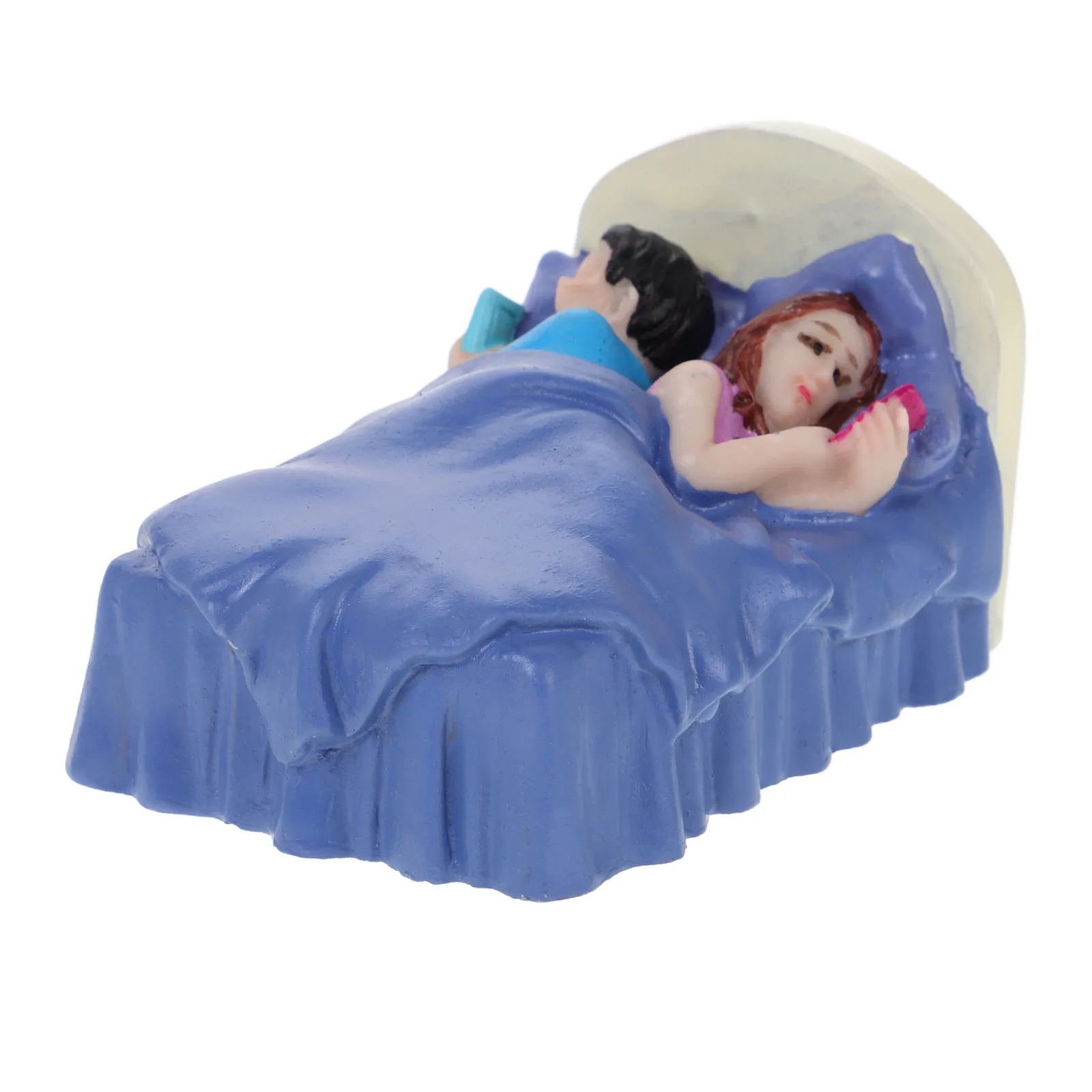 Miniature Garden Couples Piece Lying Bed Smartphones Sand Table Home Bedroom Decorative Sculpture Prevent Smartphone Addiction