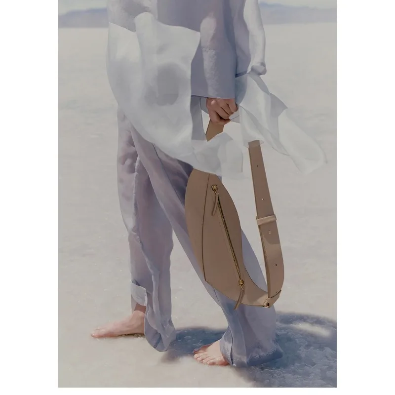 

2025 Y2k Ins French Design Crescent Hot Neyu New Pillow Shaped Personalized Niche Travel Smooth Cowhide Crossbody Bag