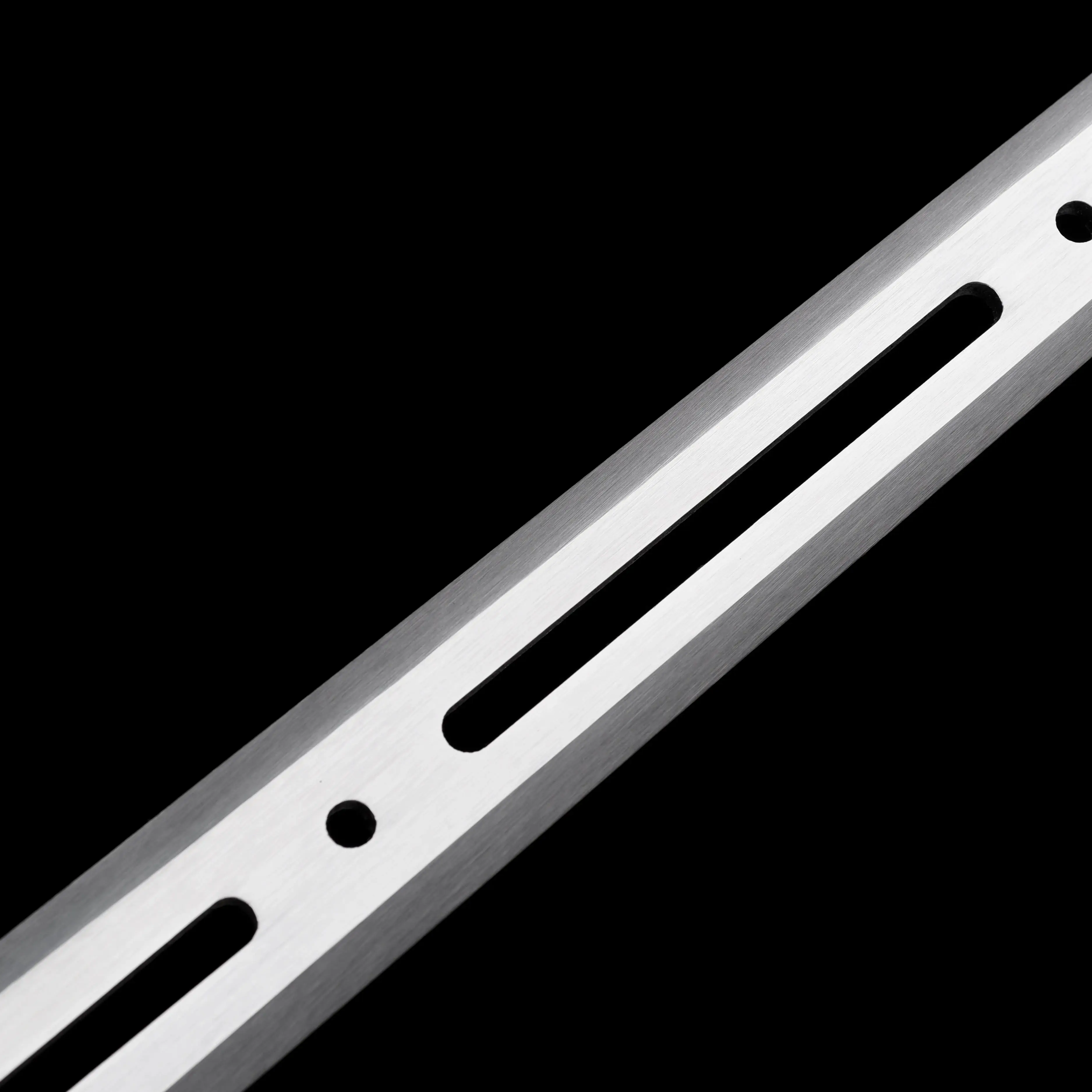 

Полый клинок — это настоящий самурайский меч из Китая. Катана с цельным стальным лезвием, готовая к бою. Это уникальное изделие.