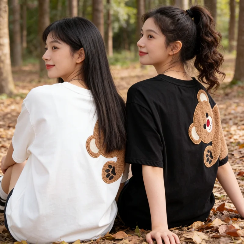 Camiseta de dibujos animados para mujer, camisetas flocadas con bordado de oso, ropa de calle Harajuku, camisetas de Hip Hop a juego para amigos, novedad de verano 2025