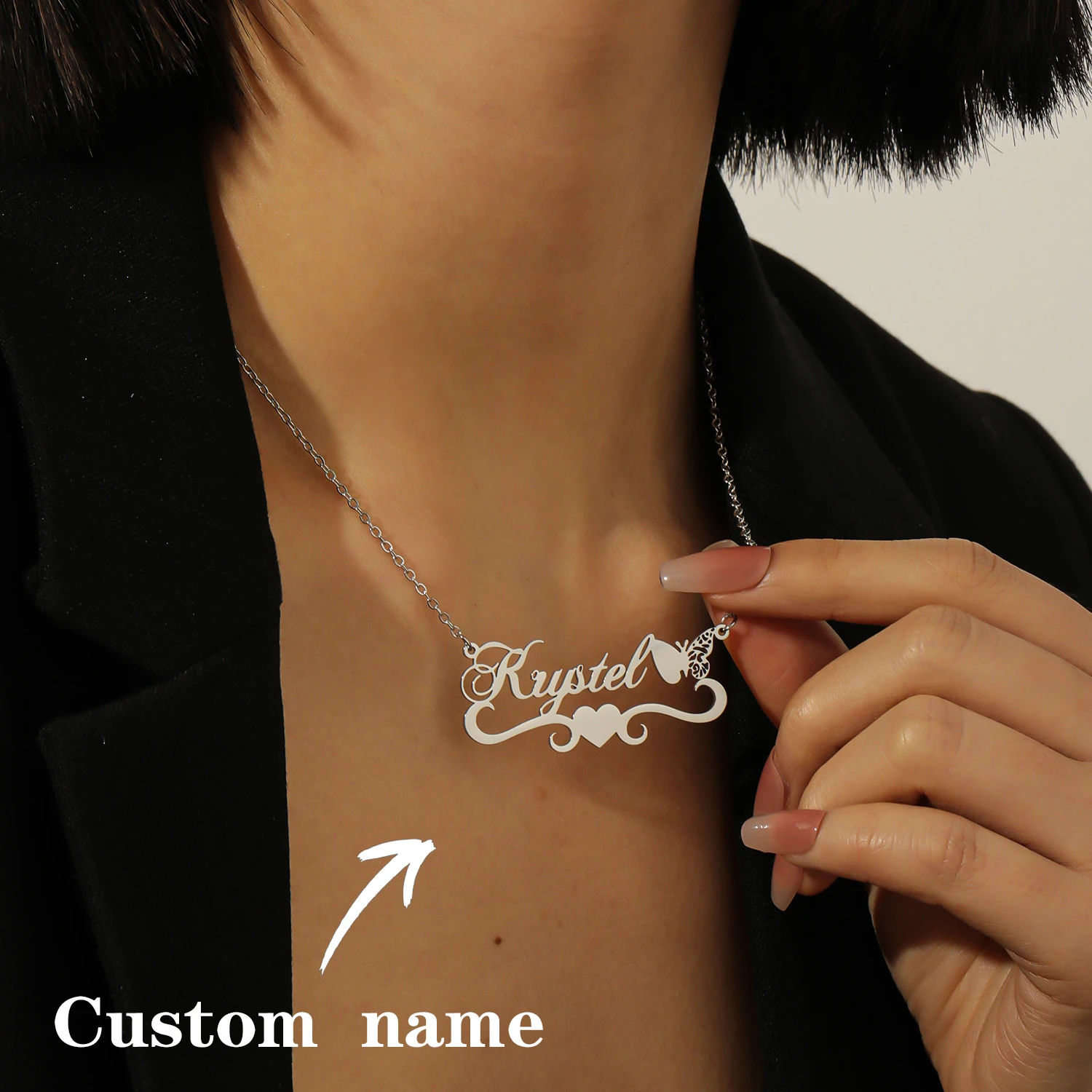Personalisierte Namenskette mit Schmetterlingsherz-Namensstil. Zeigt einen einzigartigen High-End-Stil. Ein einzigartiges Geschenk für Ihren bedeutenden anderen