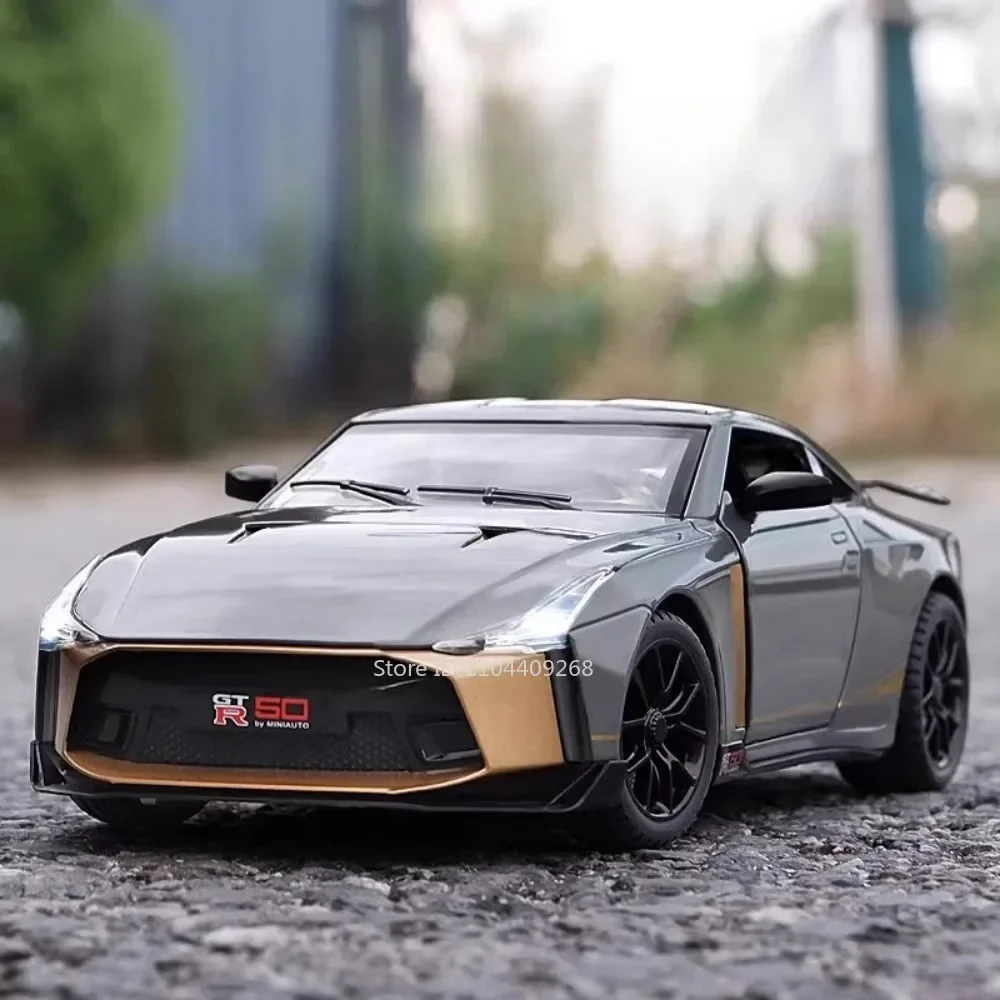 

Масштабная модель автомобиля 1:24 GT-R50 GT-R34, литая из сплава, со звуком и светом, откатным механизмом и амортизацией, подарок для детей