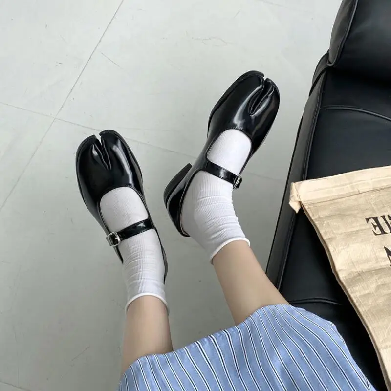 New Arrivals Ninja Tabi Mary Janes Flats Shoes Women 2024 Spring Belt Buckle Split Toe Shoes Trotters Mocasines Female Pumps