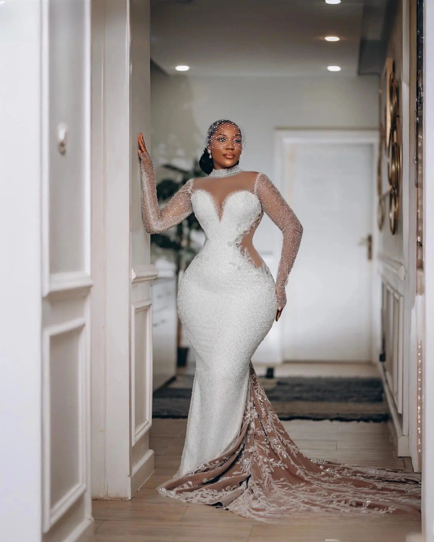 

Свадебное платье с высоким воротником, инкрустированное блестящими бусинами и аппликациями, со шлейфом, в африканском стиле, скромное, больших размеров, на заказ