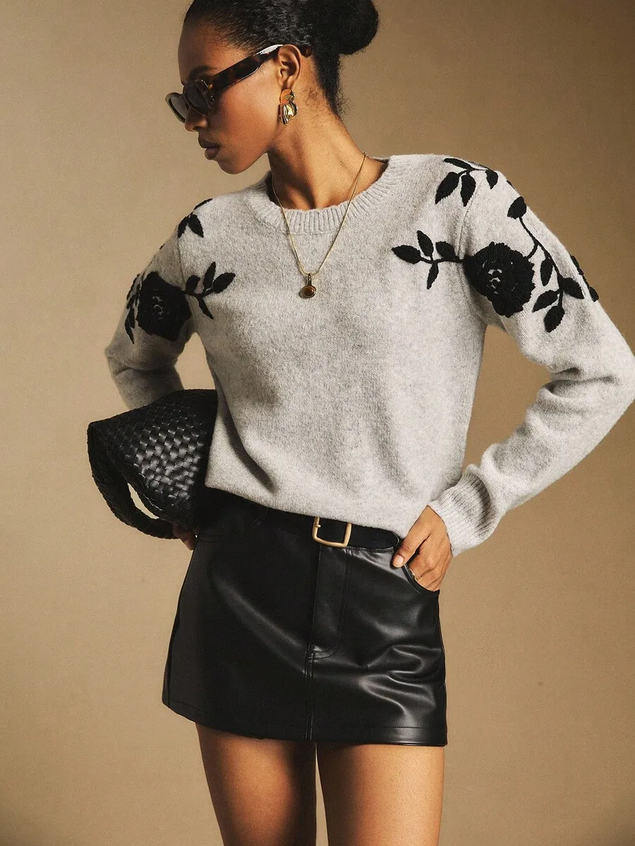 

Серый свитер с цветочной вышивкой, круглым вырезом и длинными рукавами - повседневный пуловер для осени и зимы