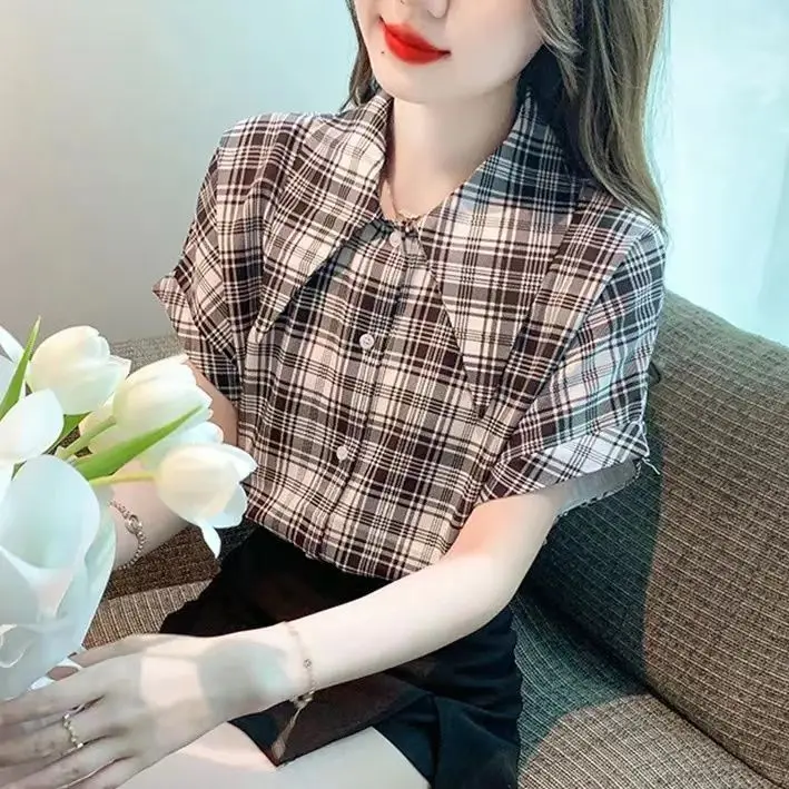 Kariertes, kleines Chiffon-Hemd mit spitzem Kragen für Damen, kurzärmelig, neues Sommer-Design, modisches Oberteil
