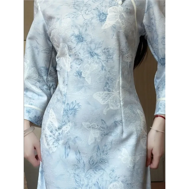 

Китайский стиль, ледимый темперамент, молодая осень, улучшенный Cheongsam, новый синий чай Чансина 2025 года, женский вариант с перевернутыми большими рукавами