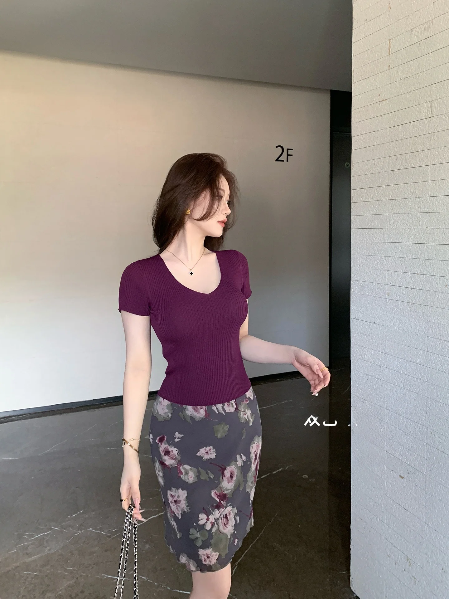 

Женская летняя облегающая футболка Lin Guan с V-образным вырезом, коротким рукавом и открытыми плечами, повседневный стиль для работы и отдыха