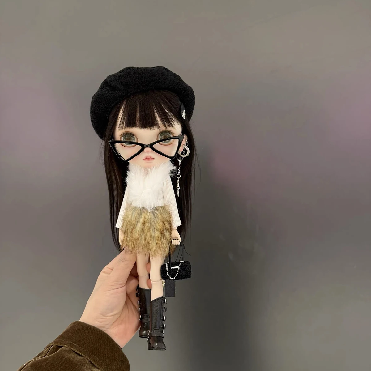 

30cm Blyth Doll Clothe Accessories Fashion White Hair Collar Knitted Top + Fur Short Skirt + Black Beret Set For Blyth Doll