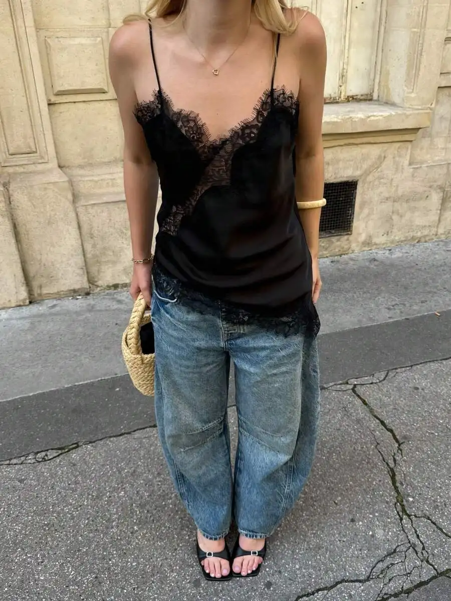 

Черный атласный топ-камизоль с кружевной отделкой, тонкими бретелями и асимметричным подолом