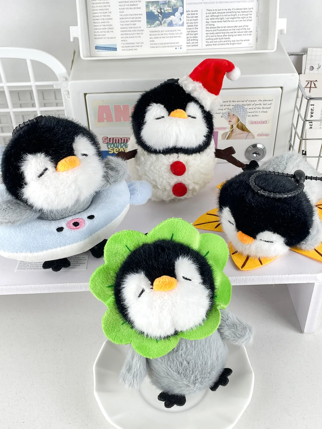 لطيف البطريق أفخم قلادة الربيع، الصيف، الخريف، الشتاء، اللوازم المكتبية الإبداعية، الزينة، دمى المفاتيح زوجين