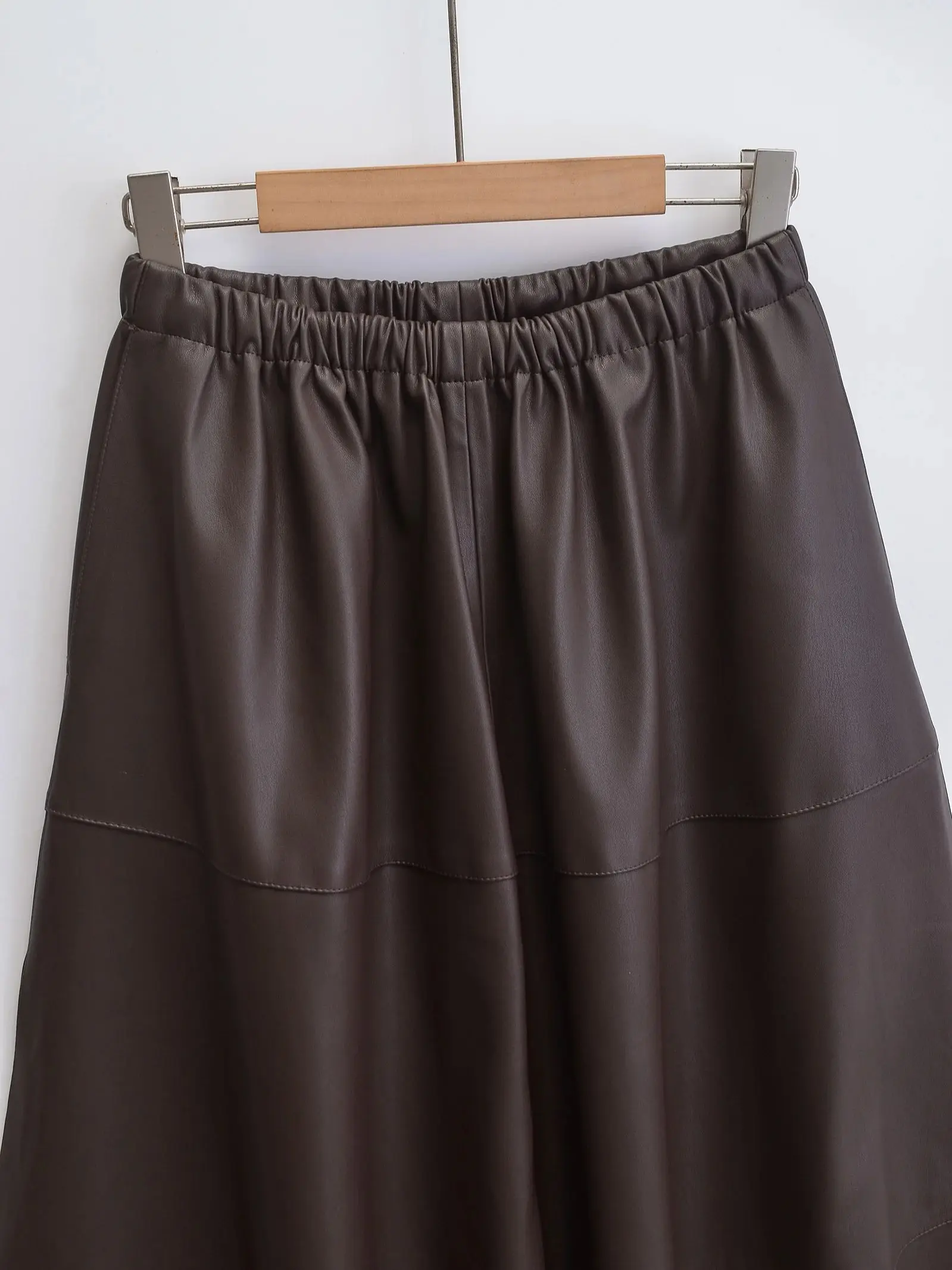 XNWMNZ 2024 Women Fashion Faux Leather Midi Skirt Retro Elastic High Waist Side Pockets Voluminous Hem Female Skirt