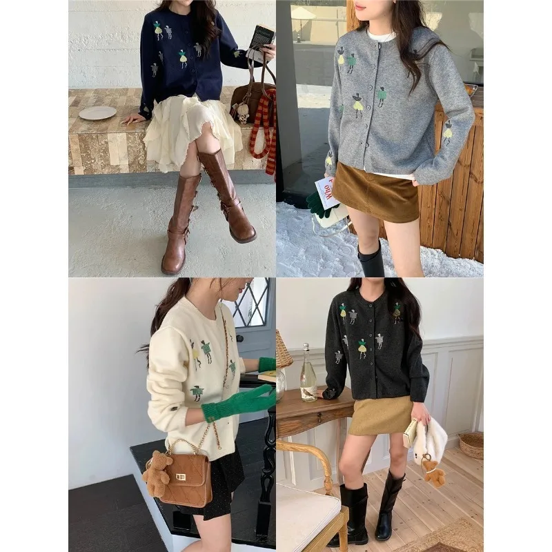 سترة محبوكة للتخسيس برقبة دائرية مطرزة بالرسوم المتحركة