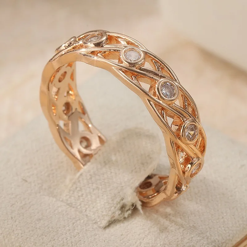 Vintage-Ring für Damen in Goldfarbe mit eingelegtem weißem CZ-Stein, geometrisch, hohl, für den täglichen Gebrauch, Partyschmuck – Detail 2