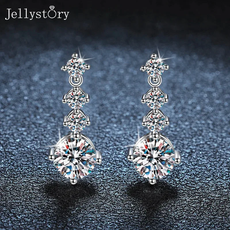 

Вечное украшение для ушей: минималистичные серьги-подвески с муассанитом из серебра 925 пробы — незаменимый элемент любого изысканного гардероба.