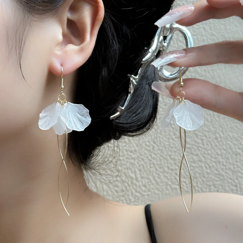 White Petal Tassel Dangle Earrings for Women Wedding Party Elegant Jewelry Vintage Golden Long Twist S Shape Metal Drop Earrings