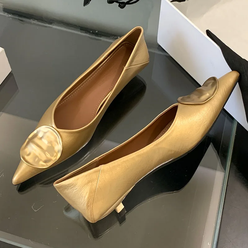 Feminino deslizamento em calçados com sapatos de salto baixo para as mulheres novo no verão primavera apontou toe moda metal senhoras sapatos de salto alto