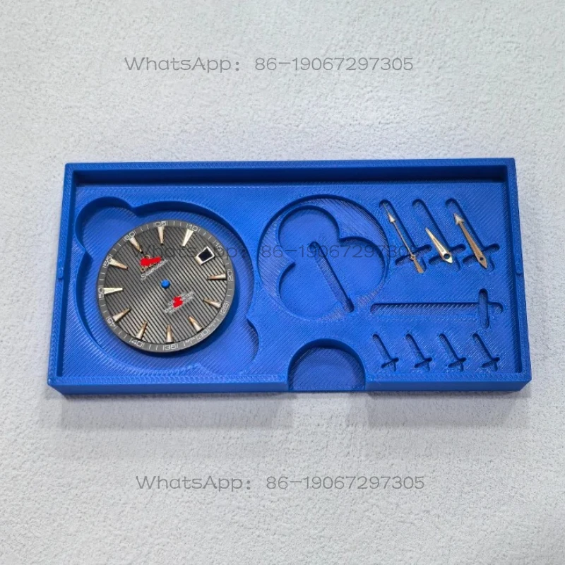 

Инструменты и детали для часов. Небольшой пластиковый ящик для хранения с лотком для размещения циферблата для организации.