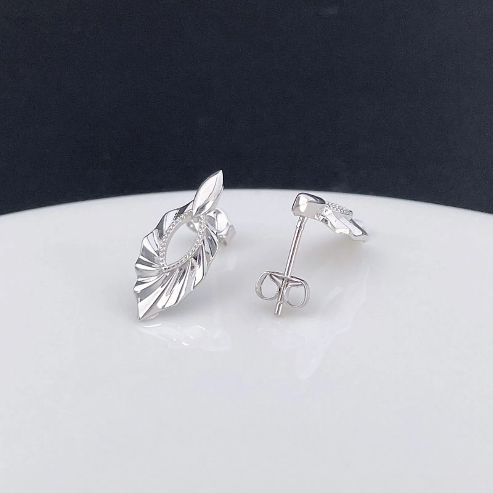 Real Pure Platinum 950 Stud Women Gift Lucky Hollow Carved Leaf Earrings 2.83-2.9g