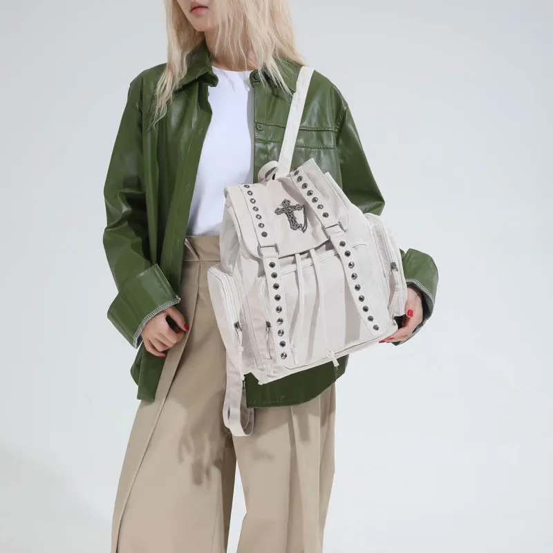 

2025 New Fashion Trend Punk Rivet Backpack Women's Large Capacity European American Suede Commuter School Bag