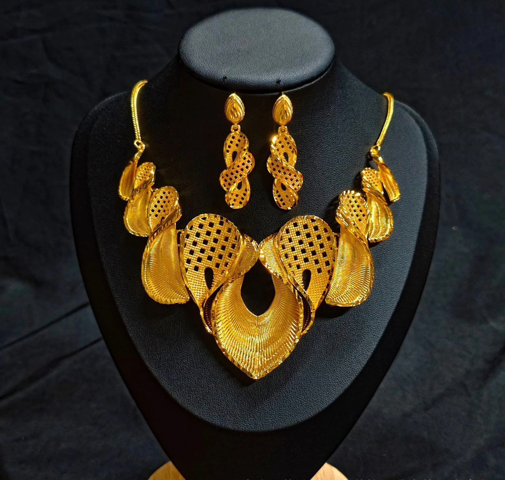 Moda nueva Dubai 24K chapado en oro collar personalizado pendientes para parejas conjunto de joyería para fiesta y boda DD10768