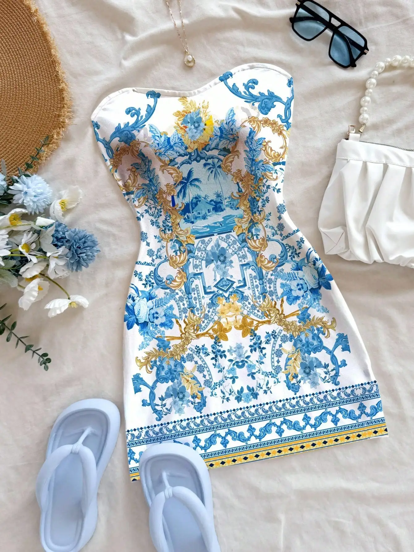 

Женское мини-платье без бретелек с сине-белым цветочным принтом в стиле барокко