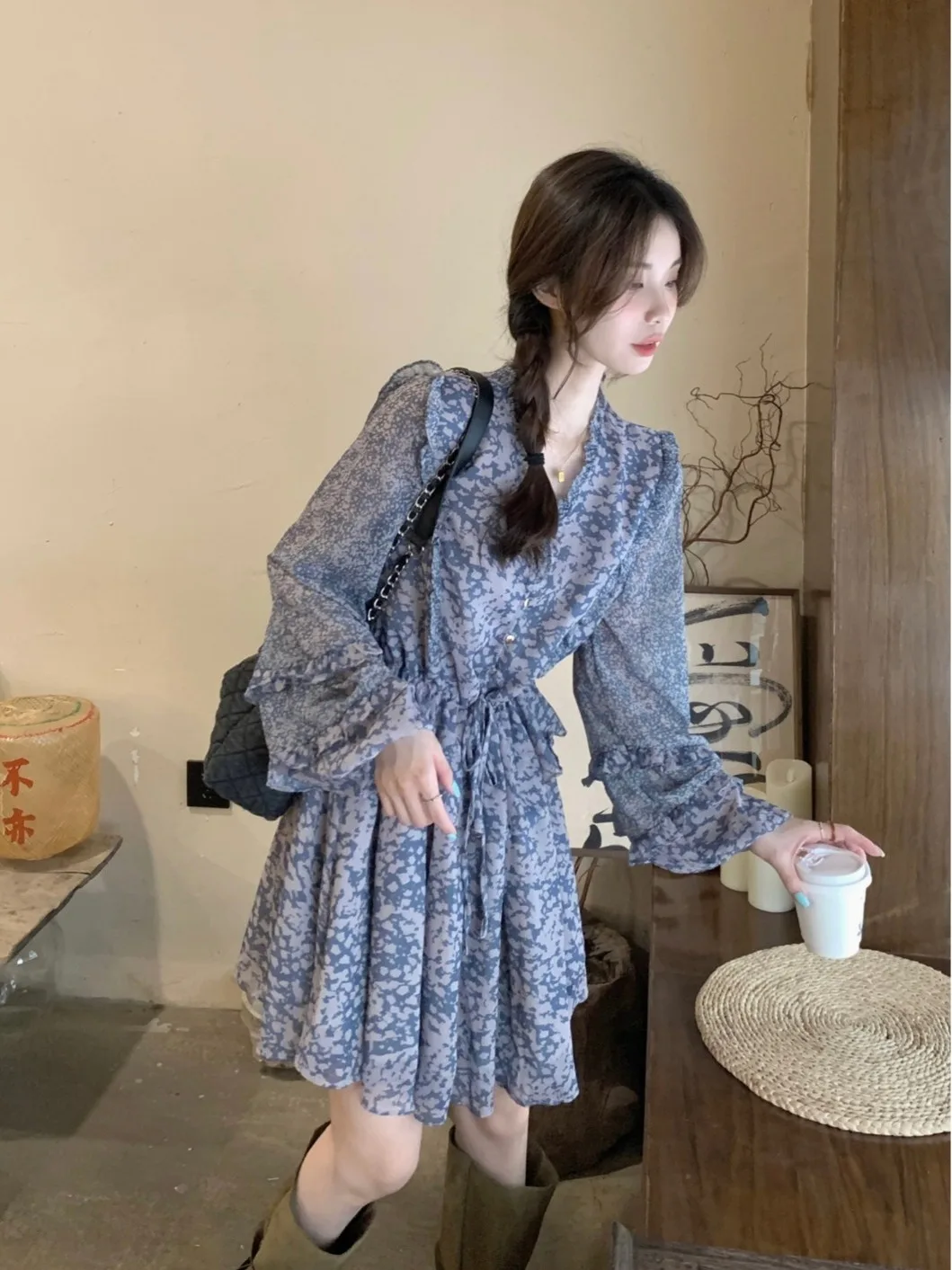 Blue Floral V-neck Dress Women's Autumn Gathered Waist Drawstring Bell Sleeve Short Dress Gentle Style Lace Trim Small Size D...