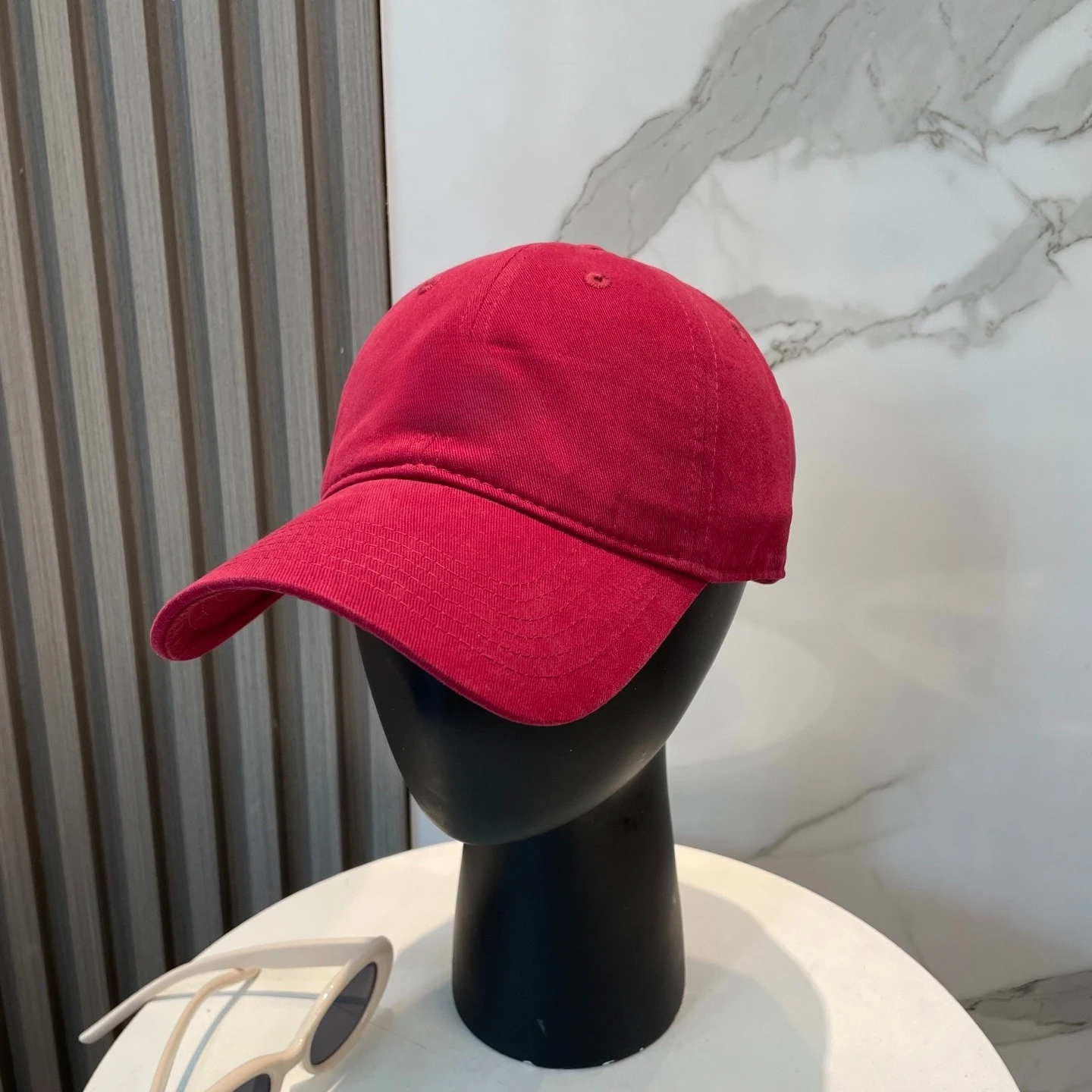 

Versatile Lightweight Comfortable Unisex Baseball Cap for All Seasons Casual Hat Breathable Design Adjustable Strap Holiday Gift