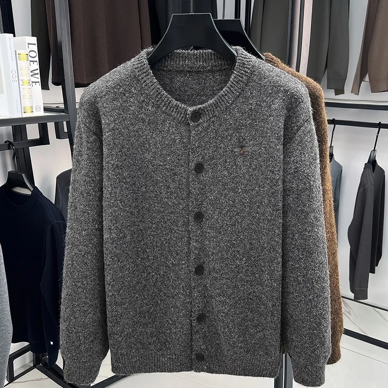 Neuer Herbst-Trend: Herren-Strickjacke mit Stickerei, O-Ausschnitt, Knopfverschluss, bequeme Freizeitkleidung für Männer – Detail 4