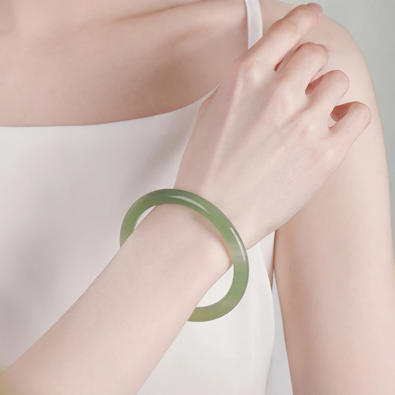 The New Half-mountain and Half-water Ice-permeable Beauty Bracelet Has High Ice and Advanced Temperament for Mother.