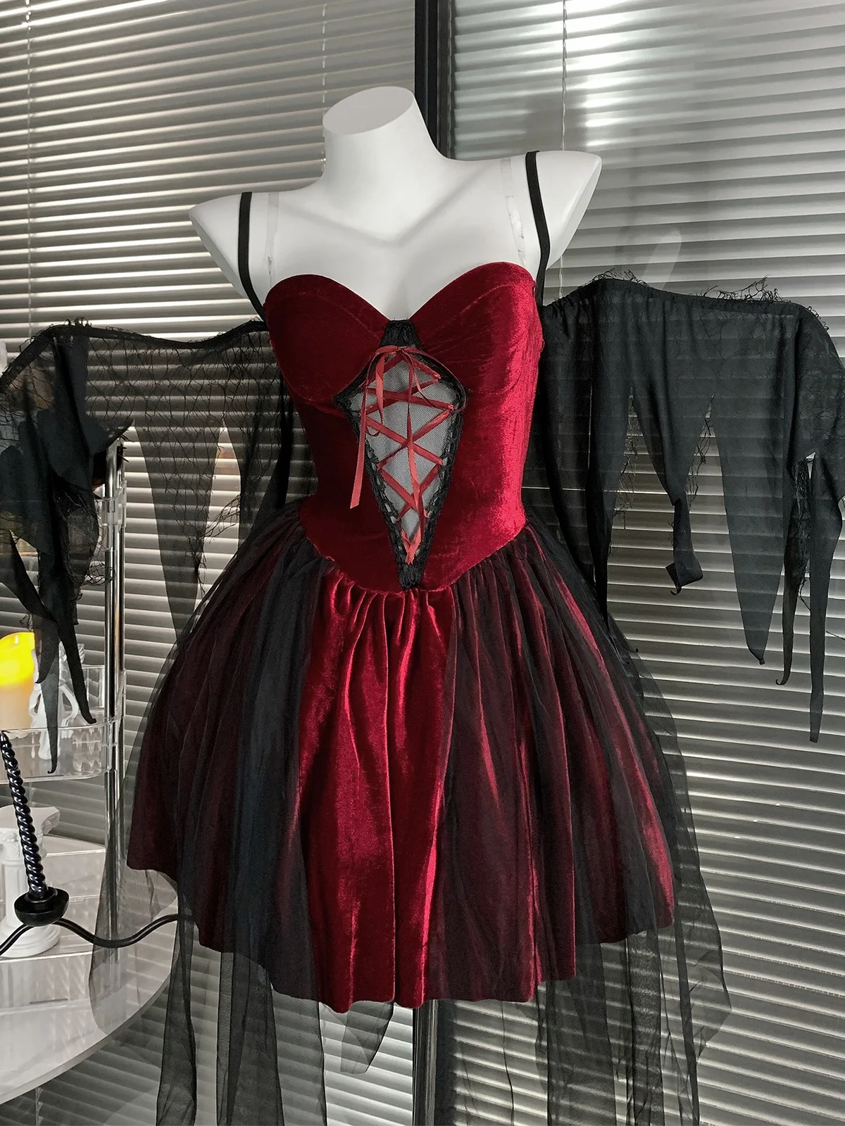 ชุดเจ้าสาวสไตล์โกธิคสีแดงเข้ม ผ้ากำมะหยี่ ทรงบัสติเยร์ กระโปรงทรงเอ สำหรับฤดูใบไม้ผลิ ฤดูใบไม้ร่วง ฤดูหนาว