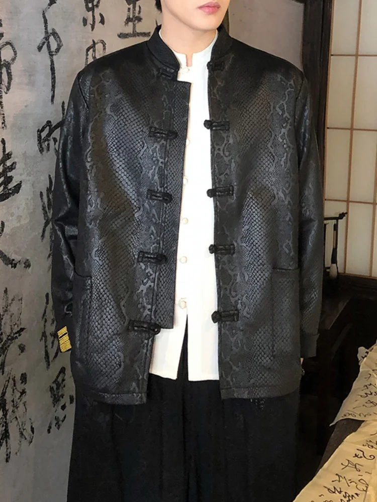 

Мужская замшевая куртка с вышивкой под питона, воротником-стойкой, декорированная пуговицами, свободного кроя, дышащая, с длинными рукавами