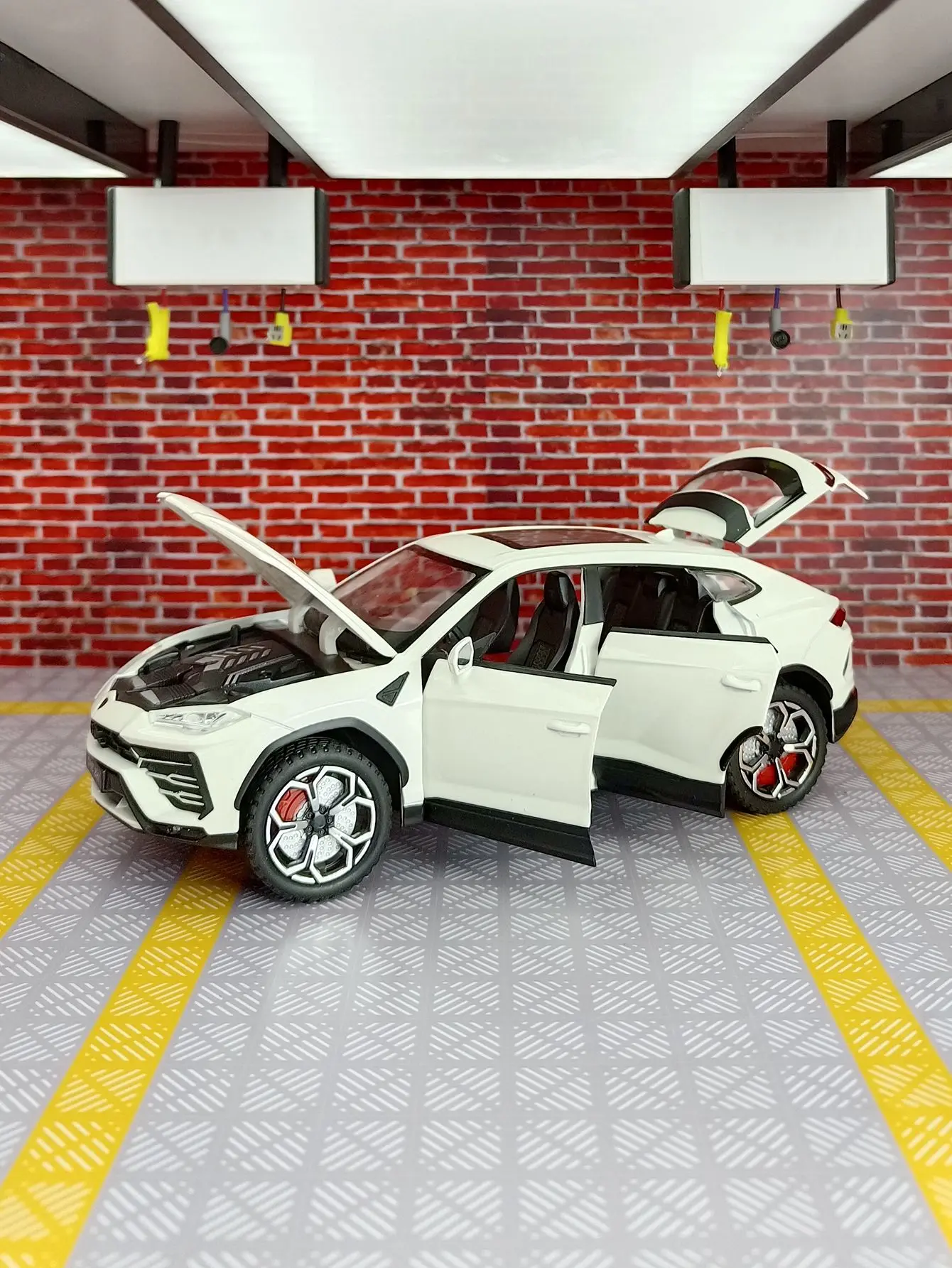 Simulação 1:24 modelo de carro em liga Lamborghini URUS, portas e capô do motor, porta-malas pode ser aberto com ornamentos de som e luz