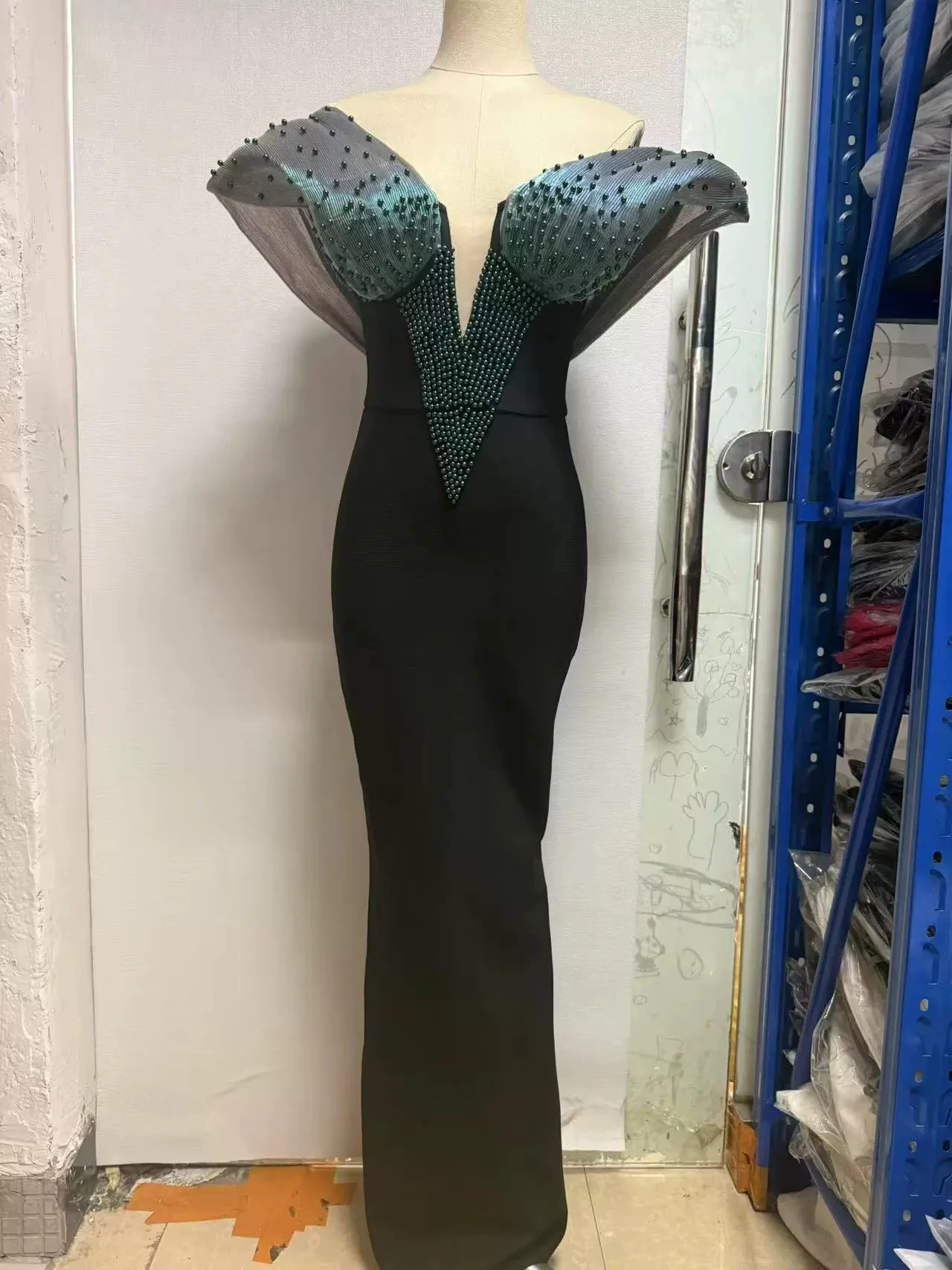 الأوروبية والأمريكية مطرز الخامس الرقبة مثير 2025 فستان كوكتيل فستان ضمادة تنورة شبكة واحدة الكتف ضمادة-GZXX1050