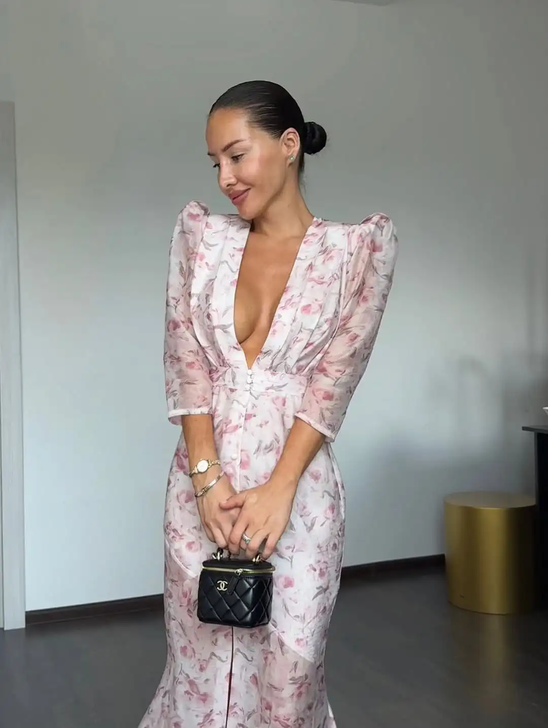 

Розовое шифоновое макси-платье с глубоким V-образным вырезом и цветочным принтом, романтичное женственное платье с пышными рукавами и разрезом на талии, летнее шикарное платье для вечеринок