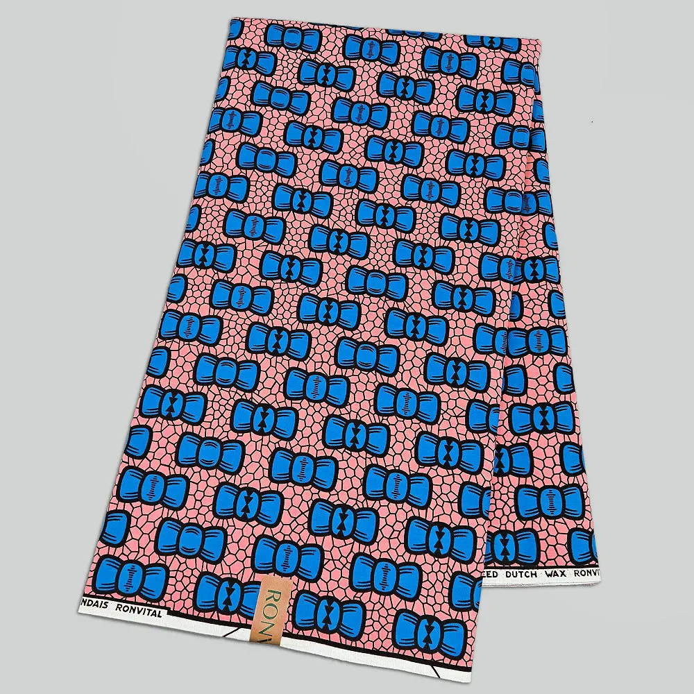 Tkanina Ankara z motywem świątecznym, wzór kokardek, drukowana na wosku Hollandais, do dekoracji wnętrz i rękodzieła.