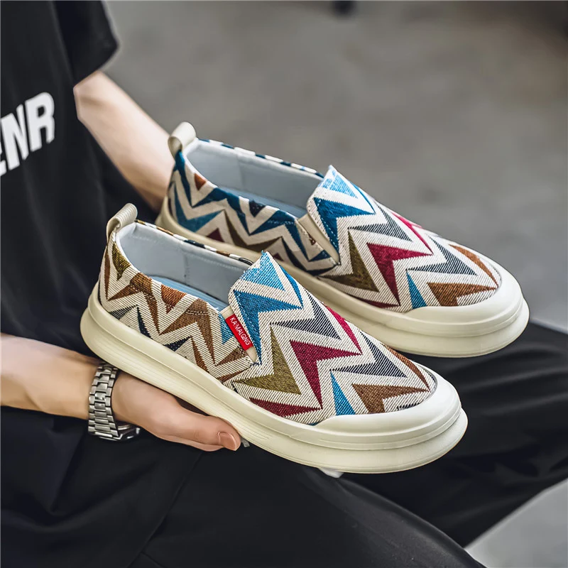 Męskie buty płócienne Letnie oddychające haftowane buty z tkaniny Slip-on Trend Bohemian Board shoes Casual Men Walking Shoes