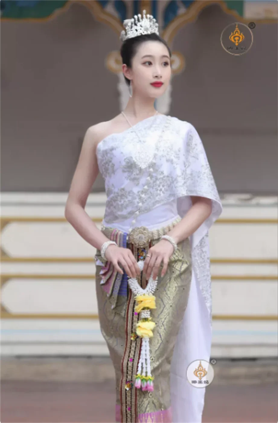 Tradycyjne tajskie ubrania damskie, inkrustowane złotą folią i drapowane gaza