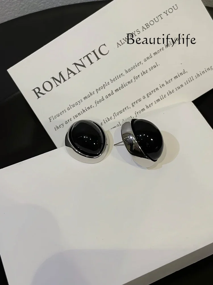 

Mysterious high-end sense~ retro Hong Kong style Hepburn elegant temperament black round versatile earrings fashionable