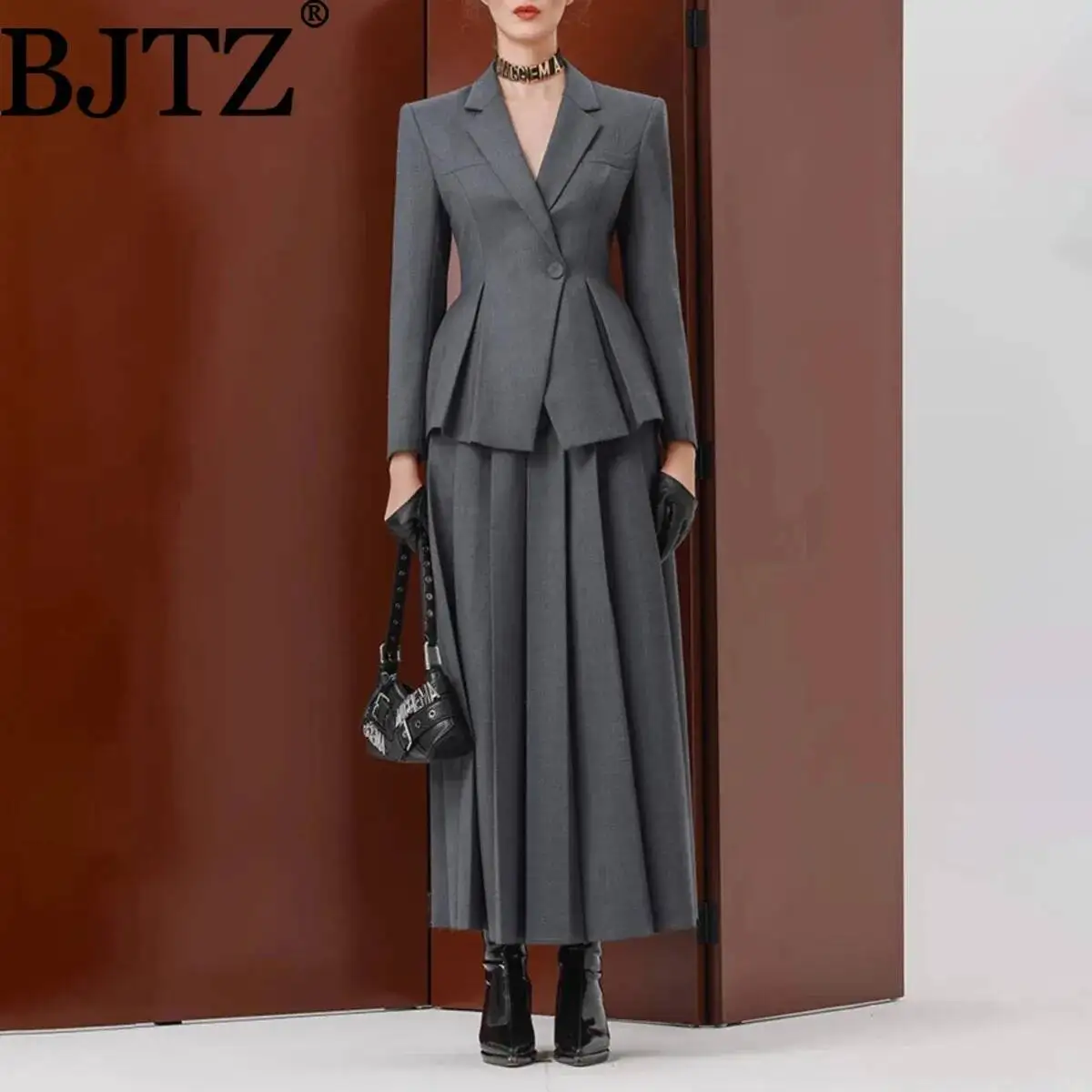 

Костюм-двойка BJTZ: пиджак с отложным воротником и плиссированная юбка с высокой талией. Винтажный шик, высокое качество. Женский повседневный комплект. Новинка осени 2025. Модный тренд.