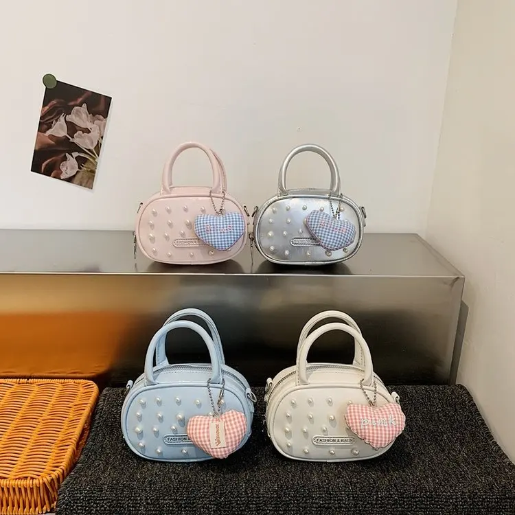 ユニバーサルおむつバッグは、あらゆる季節、様々な屋外および屋内での子育てシーンで効果的に使用できます。