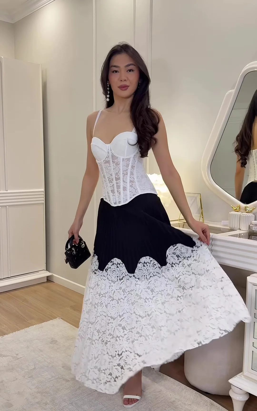 

Весенний комплект с вырезами: топ без рукавов на бретельках + юбка с высокой талией и пэчворком, осенний женский комплект из двух предметов