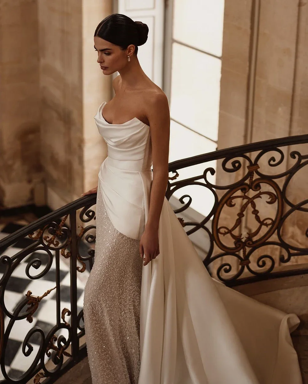 Maßgeschneidertes Einfaches Trägerloses Meerjungfrau-Hochzeitskleid Glänzende Pailletten-Verzierung Satin Abnehmbarer Schleppe Plissiertes Brautkleid Vestido De Novia