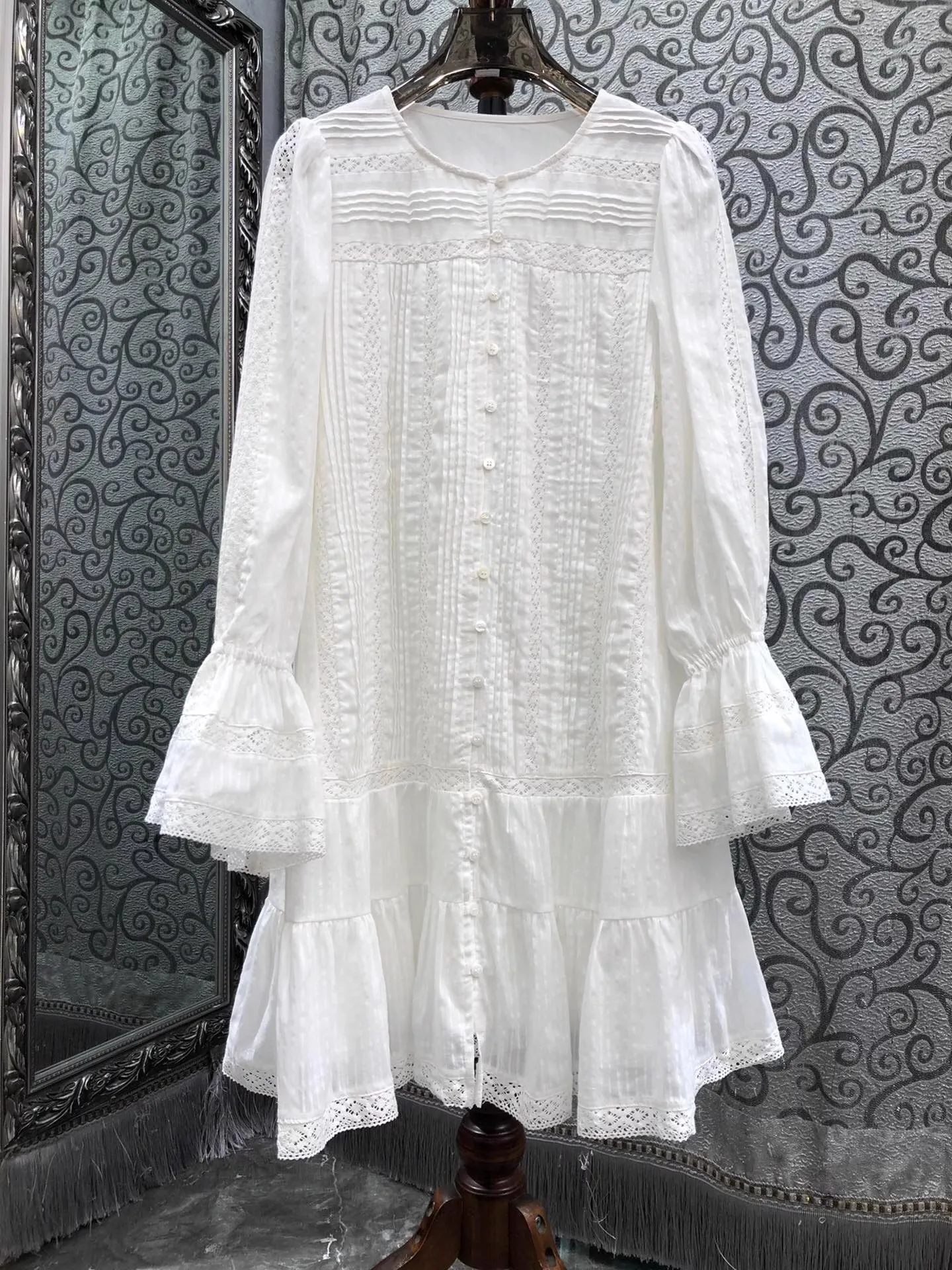 

Новое хлопковое платье высшего качества, весна 2026, женское сексуальное тюлевое кружевное платье с вышивкой в стиле пэчворк, с расклешенными рукавами, повседневное белое платье на пуговицах, милое