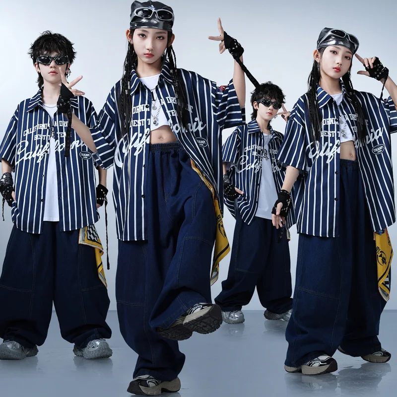 Ropa de Kpop y Hip Hop: camiseta de manga corta a rayas blancas, top, pantalones vaqueros azules tipo cargo, disfraz para baile callejero.