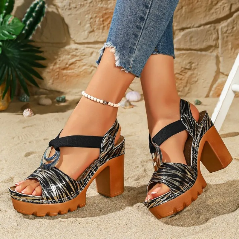 Damen Plateau-Sandalen mit Hohem Absatz Klobiger Blockabsatz Metallische Textur Metallring Elastischer Riemen Sommer Strand Modische Schuhe