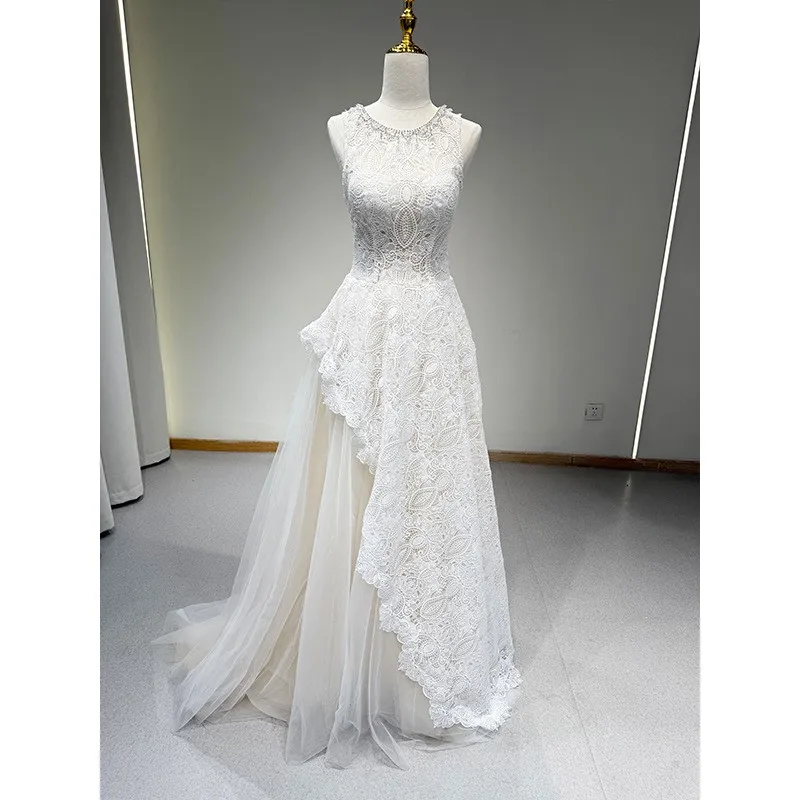 

A light and airy fishtail lace dress with white welcome style